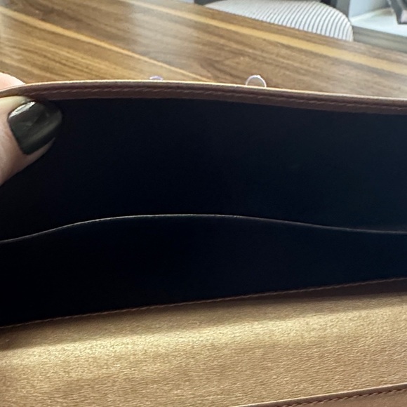 Gucci Tan Wallet with Heart Clasp - Picture 7 of 16